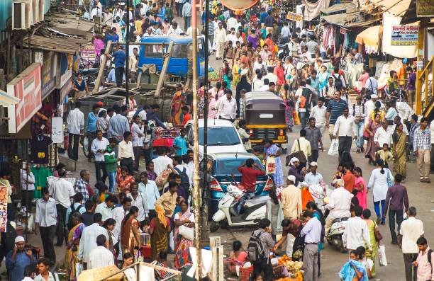 überfüllte straßen in mumbai, indiens größter stadt. - schwellenländer stock-fotos und bilder