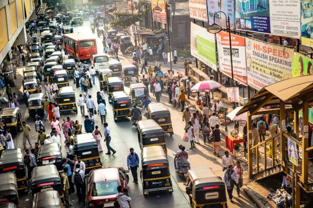 überfüllte straßen und schlangestehende rikschas in mumbai, indiens größter stadt. - schwellenländer stock-fotos und bilder