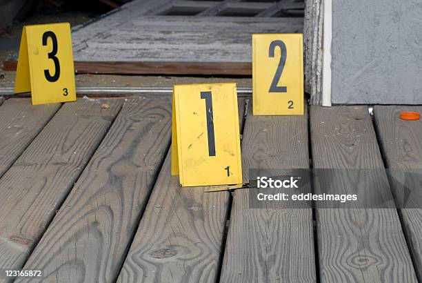 Tres Anuncios Foto de stock y más banco de imágenes de Escena del crimen - Escena del crimen, Número, Amarillo - Color
