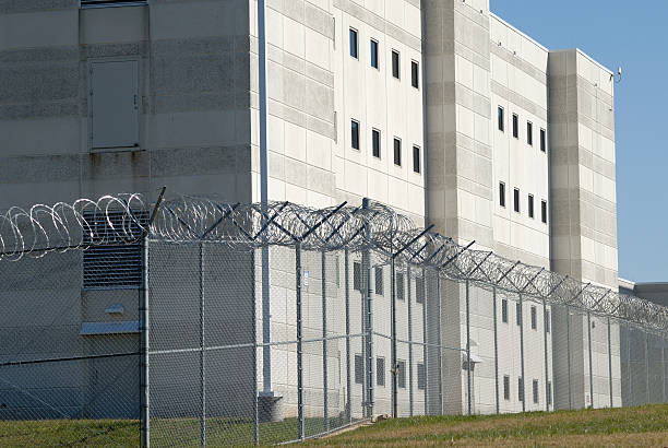 contea di carcere - topics barbed wire fence chainlink fence foto e immagini stock