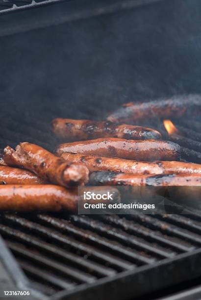 Bruciate Hotdogs - Fotografie stock e altre immagini di Alla brace - Alla brace, Ambientazione esterna, Barbecue - Cibo