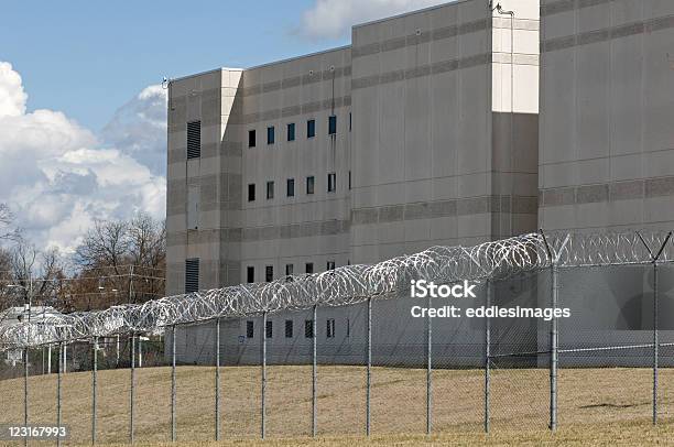 Prigione Con Parete - Fotografie stock e altre immagini di Prigione - Prigione, Esterno di un edificio, Ambientazione esterna