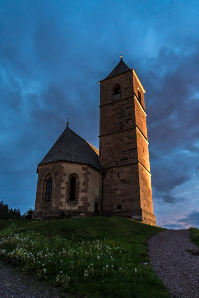 alpine church of st. kathrein in der scharte - santa caterina (saint catherine) on the mountains, hafling - avelengo, south tyrol, italy, europe - hafling imagens e fotografias de stock