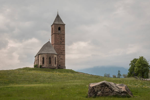 alpine church of st. kathrein in der scharte - santa caterina (saint catherine) on the mountains, hafling - avelengo, south tyrol, italy, europe - hafling imagens e fotografias de stock