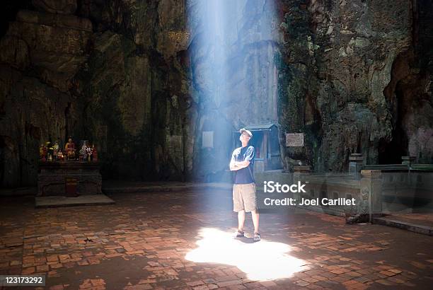 남자 입석 Under Ray 빛을 Marble Mountains 베트남 마블 산맥에 대한 스톡 사진 및 기타 이미지 - 마블 산맥, 검색, 남자