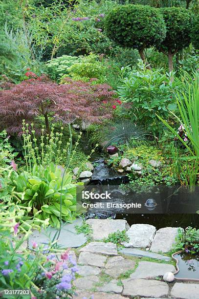 Garten Mit Teich Und Wasserfall Stockfoto und mehr Bilder von Teich - Teich, Terrasse - Grundstück, Hausgarten