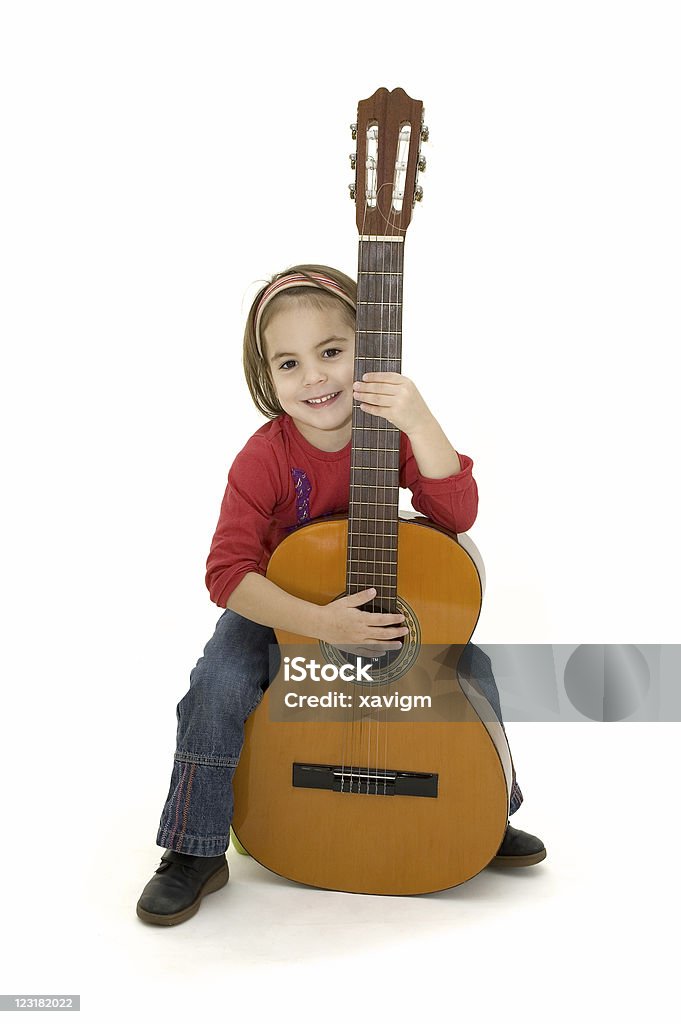 Маленькая девочка играет Акустическая гитара - Стоковые фото Аккорд роялти-фри