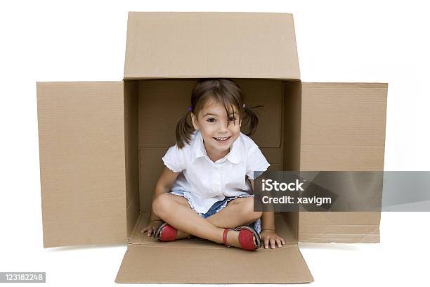 Menina Dentro De Uma Caixa - Fotografias de stock e mais imagens de Ao Ar Livre - Ao Ar Livre, Bebé, Brincalhão