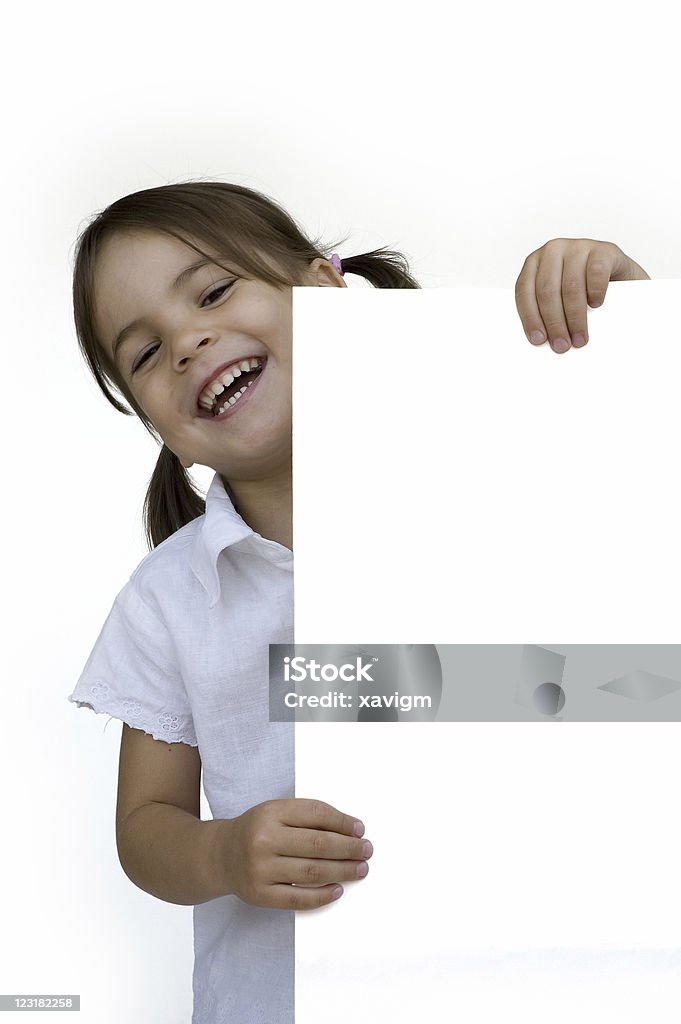 Niña sosteniendo un banner blanco - Foto de stock de Agarrar libre de derechos