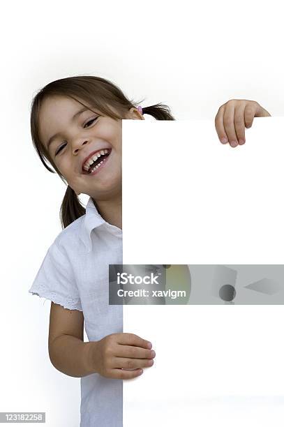 Niña Sosteniendo Un Banner Blanco Foto de stock y más banco de imágenes de Agarrar - Agarrar, Niñas, Adulto