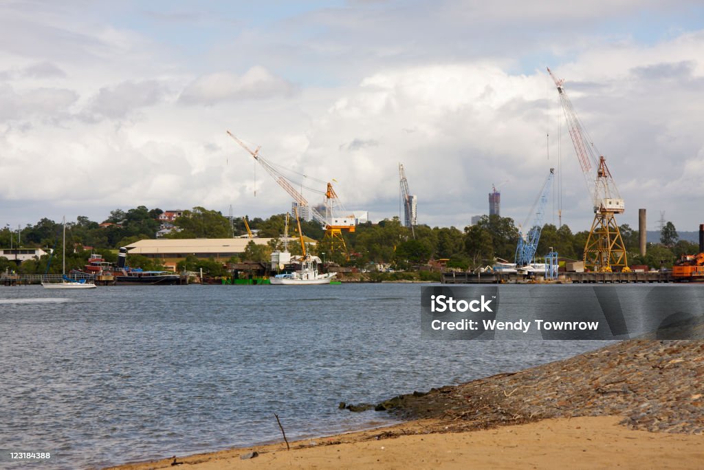 Grúas y embarcaciones en el río Brisbane - Foto de stock de Brisbane libre de derechos