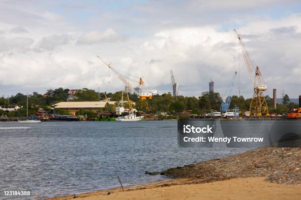 Grúas Y Embarcaciones En El Río Brisbane Foto de stock y más banco de imágenes de Brisbane - Brisbane, Muelle comercial, Agua