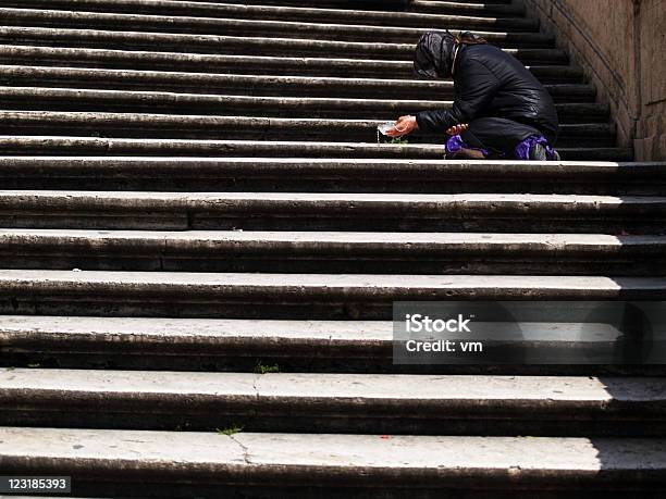 Прося На Шаги 2 — стоковые фотографии и другие картинки District of Piazza di Spagna - District of Piazza di Spagna, Безработица, Взрослый