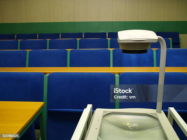 Foto de Sala De Aula De Universidade e mais fotos de stock de Retroprojetor - Retroprojetor, Educação, Escola