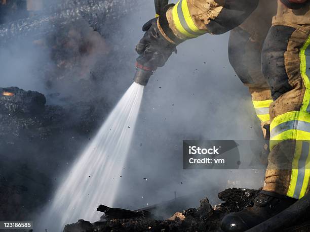 Pompiere - Fotografie stock e altre immagini di Acqua - Acqua, Ambientazione esterna, Bruciare
