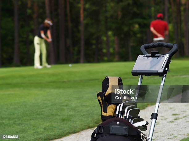 Frau Spielt Golf Stockfoto und mehr Bilder von Erwachsene Person - Erwachsene Person, Farbbild, Fokus auf den Vordergrund