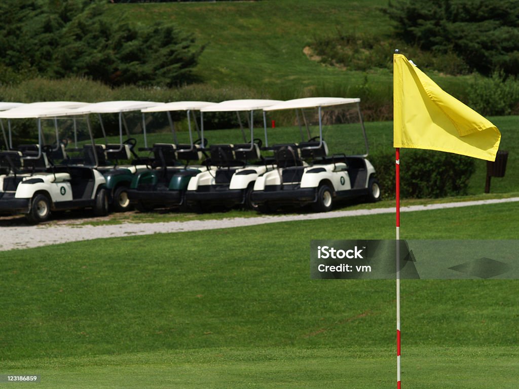 Golf cart e bandiera - Foto stock royalty-free di Golf