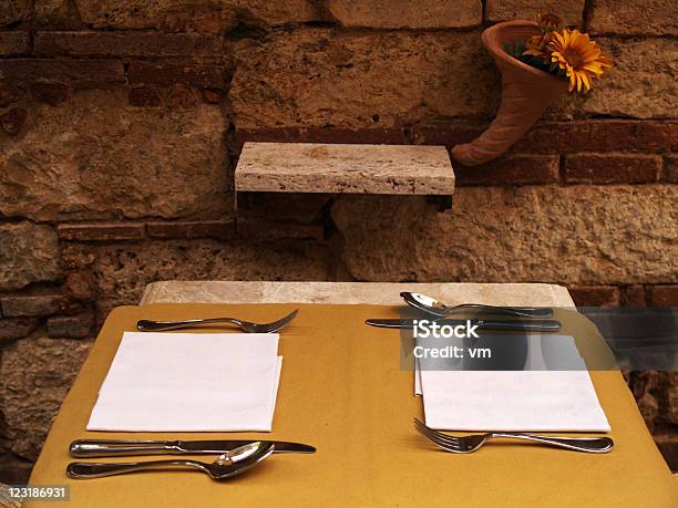 Restaurante - Fotografias de stock e mais imagens de Amarelo - Amarelo, Ao Ar Livre, Arranjo