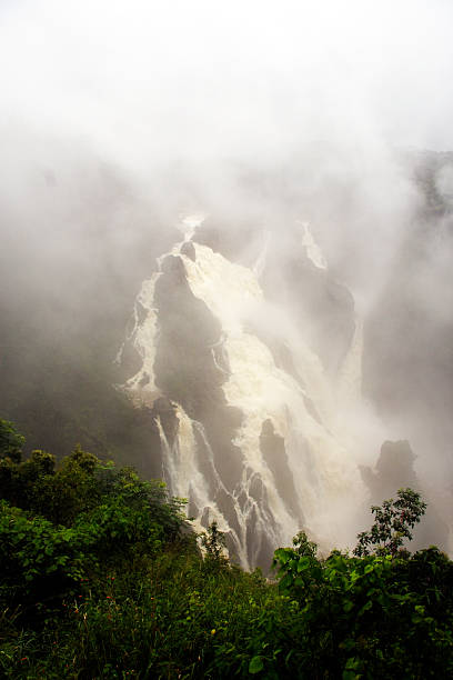 barron quedas, kuranda, queensland - cairns monsoon queensland waterfall imagens e fotografias de stock