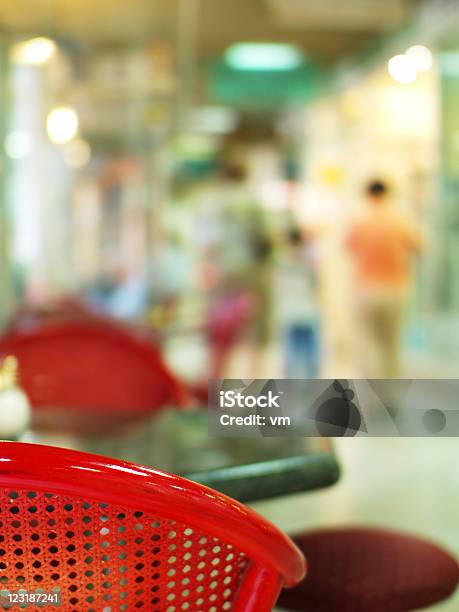 Shopping Centrum - zdjęcia stockowe i więcej obrazów Centrum handlowe - Centrum handlowe, Czekać, Czerwony