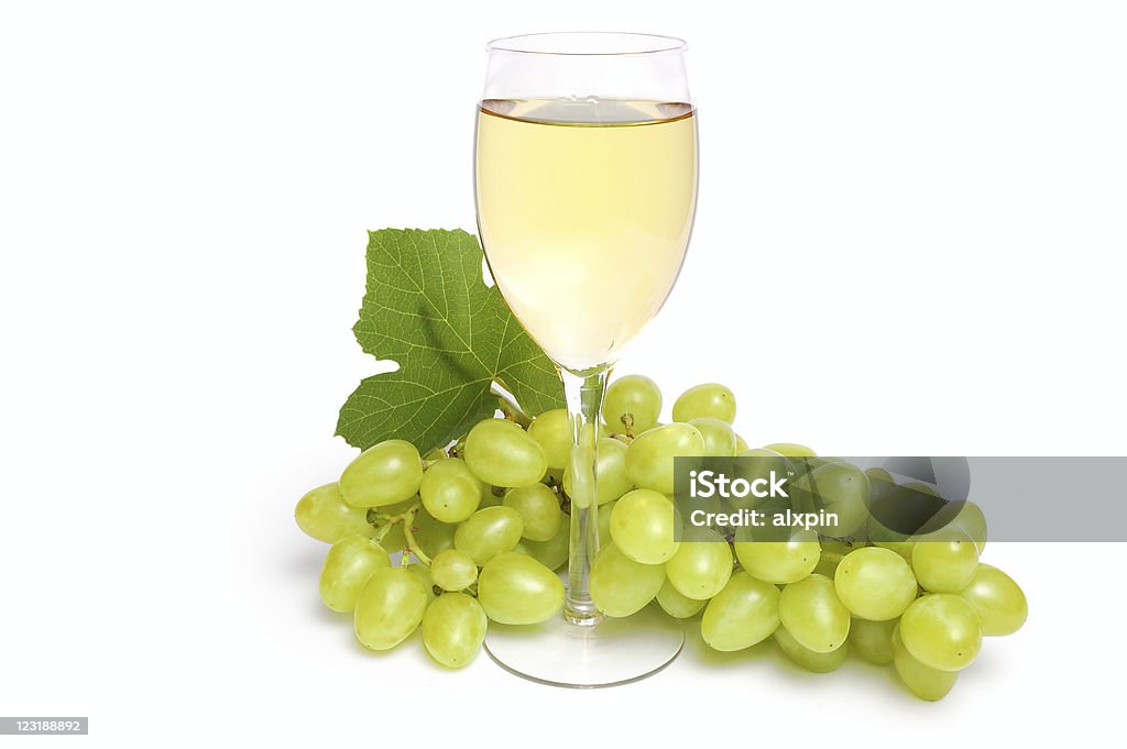 Vetro con vino e uva cluster - Foto stock royalty-free di Vino