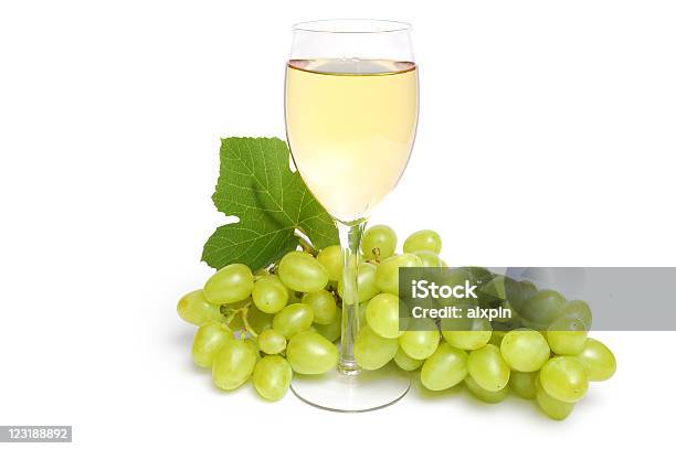 Vetro Con Vino E Uva Cluster - Fotografie stock e altre immagini di Vino - Vino, Uva, Scontornabile