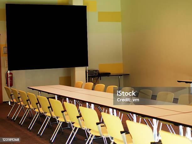 Leeren Konferenzraum Mit Großen Leinwand Stockfoto und mehr Bilder von Ausbildungsschritt - Ausbildungsschritt, Bildkomposition und Technik, Bürostuhl