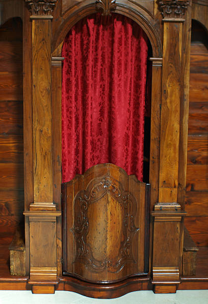 confessional caixa - confession booth curtain church nobody - fotografias e filmes do acervo