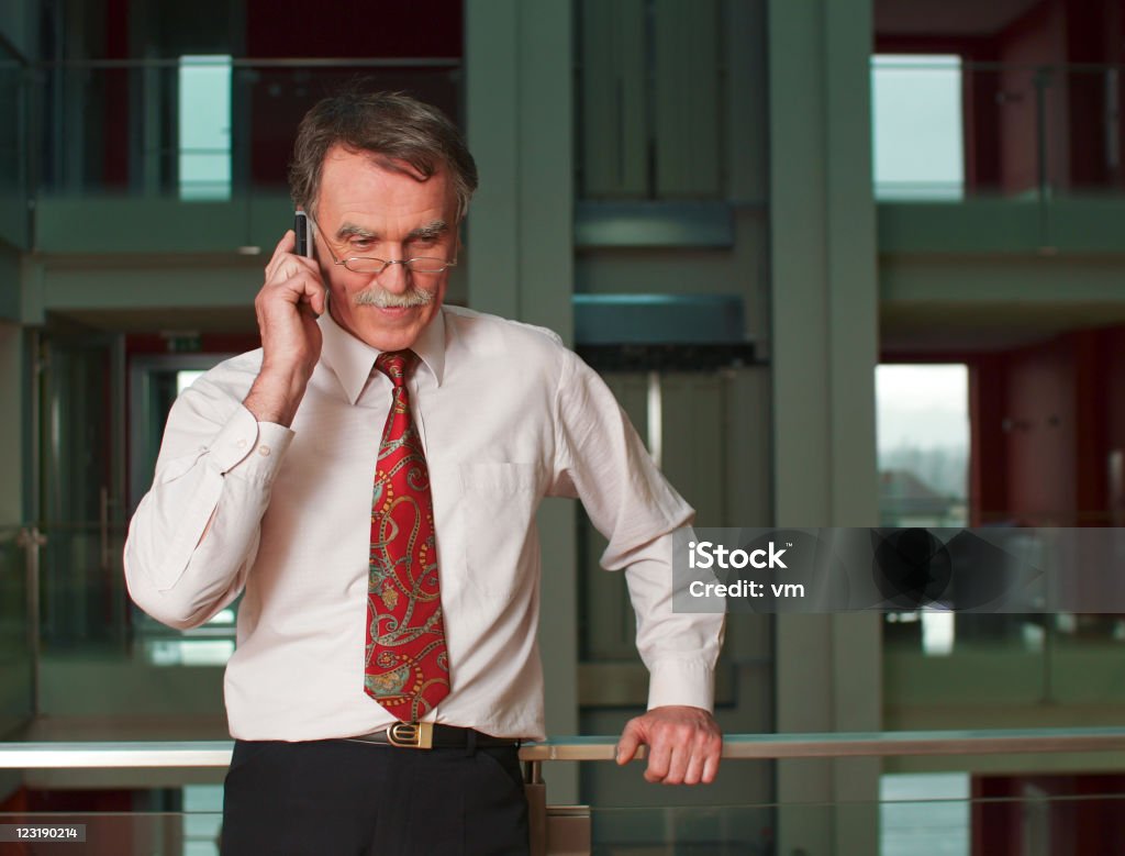 Senior empresario en teléfono celular - Foto de stock de Adulto libre de derechos