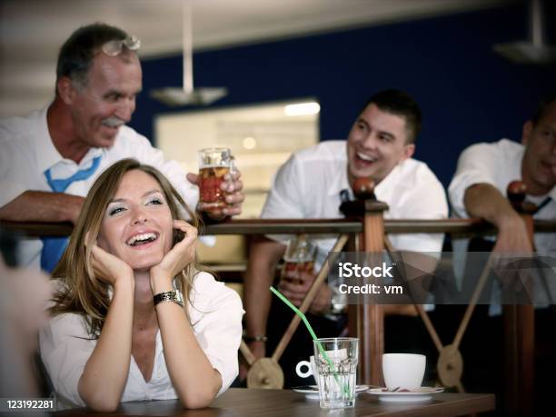 En El Bar Foto de stock y más banco de imágenes de Adulto - Adulto, Adulto maduro, Amistad