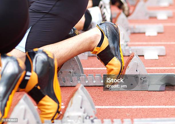 Blocos De Partida - Fotografias de stock e mais imagens de Correr - Correr, Evento de Pista, Linha de Largada