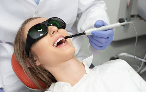 레이저 치아 치료의 현대적인 방법을 사용하여 - dentist office dentists chair dental equipment medical equipment 뉴스 사진 이미지
