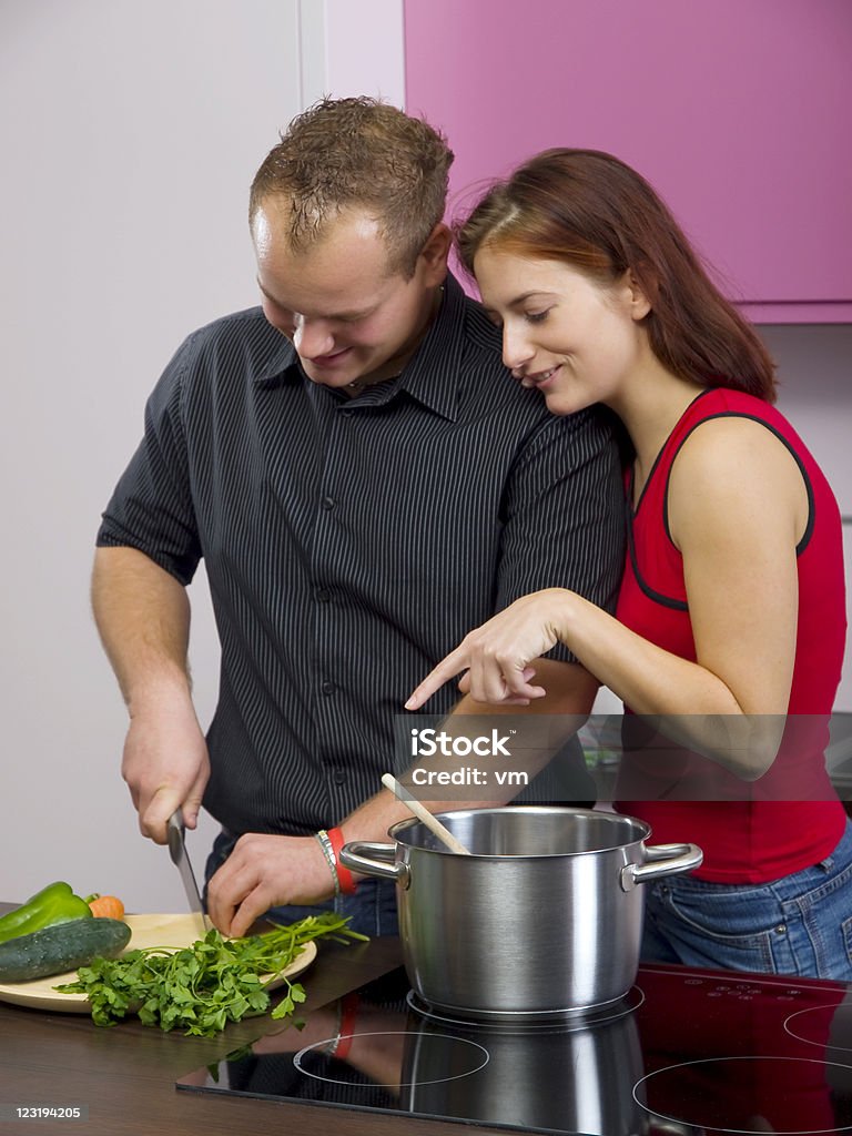 Jeune couple dans la cuisine - Photo de 20-24 ans libre de droits