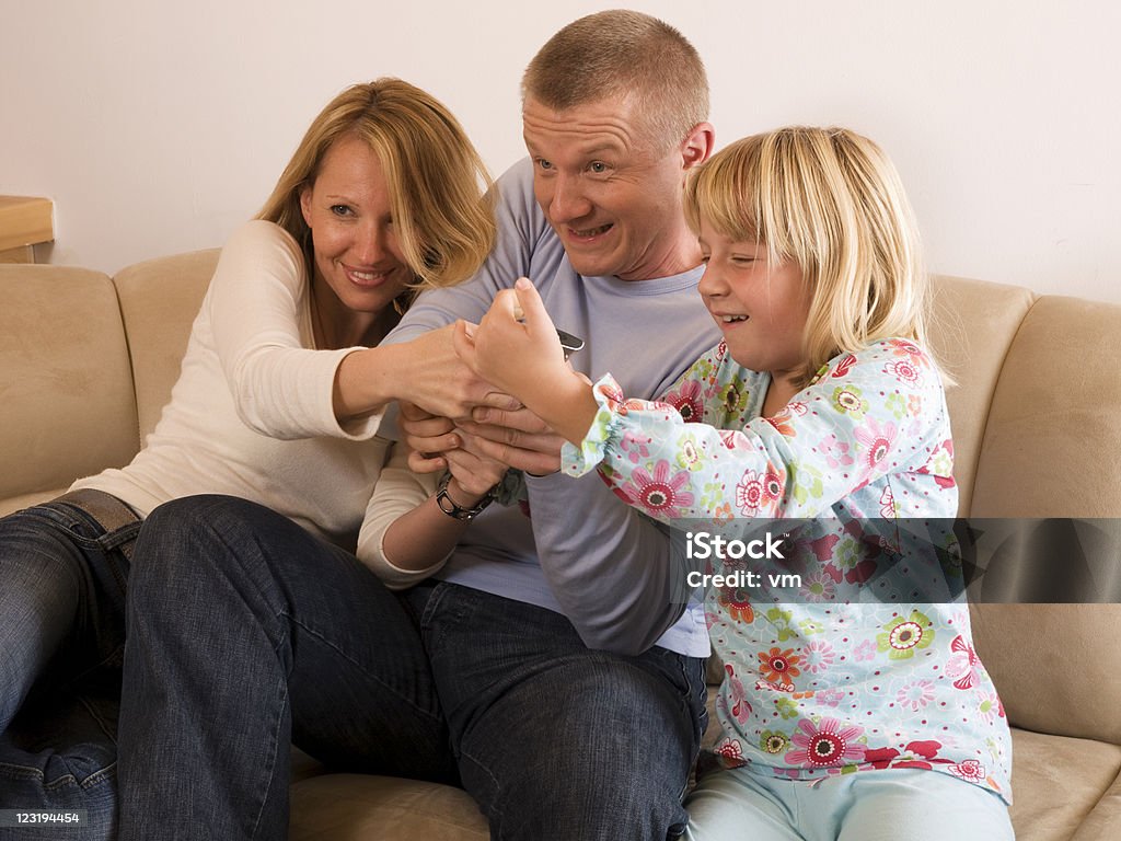 Famiglia guardando la TV - Foto stock royalty-free di 10-11 anni