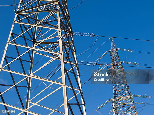 Słupy Elektryczne - zdjęcia stockowe i więcej obrazów Bez ludzi - Bez ludzi, Elektryczność, Fotografika