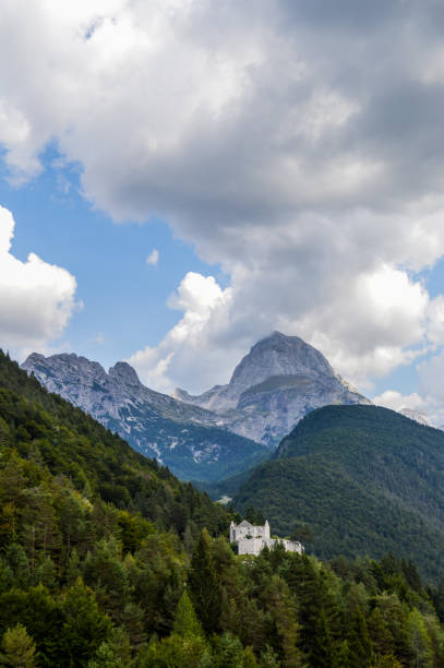 le alpi giulie in slovenia, vicino ai confini austriaco e italiano - panoramic mountain cloudscape borders foto e immagini stock