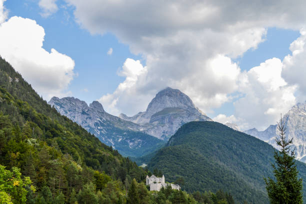 le alpi giulie in slovenia, vicino ai confini austriaco e italiano - panoramic mountain cloudscape borders foto e immagini stock