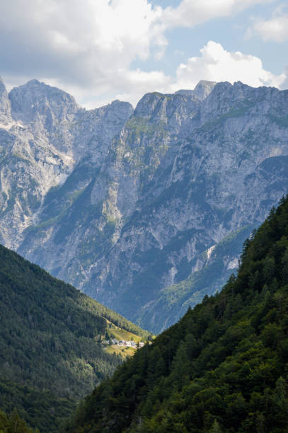 le alpi giulie in slovenia, vicino ai confini austriaco e italiano - panoramic mountain cloudscape borders foto e immagini stock