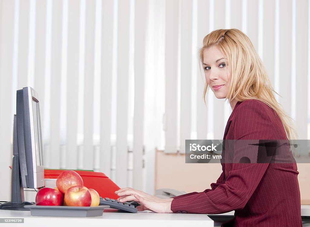 Businesswomen trabalhando no computador - Foto de stock de Adulto royalty-free