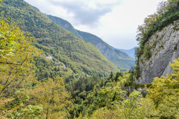 le alpi giulie in slovenia, vicino ai confini austriaco e italiano - panoramic mountain cloudscape borders foto e immagini stock