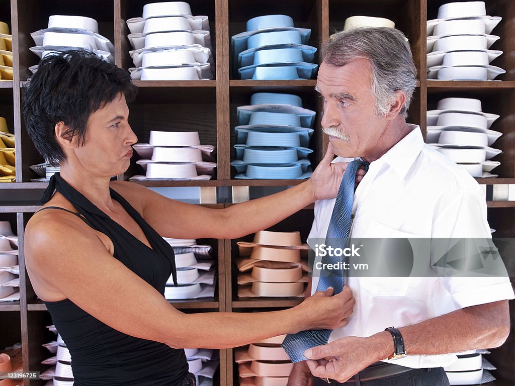Couple d'âge mûr dans un magasin de vêtements - Photo de Acheter libre de droits