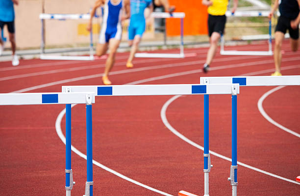 мужчины бег с барьерами - hurdle sports track track and field playing field стоковые фото и изображения