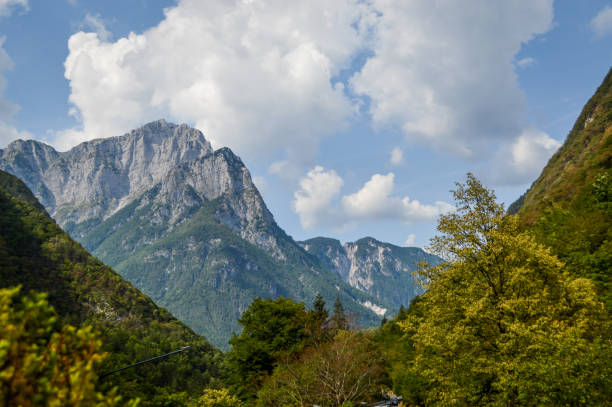 le alpi giulie in slovenia, vicino ai confini austriaco e italiano - panoramic mountain cloudscape borders foto e immagini stock