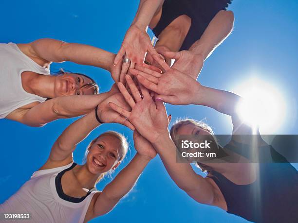 Junge Weibliche Athleten Posieren Auf Stadion Stockfoto und mehr Bilder von 20-24 Jahre - 20-24 Jahre, Berufliche Partnerschaft, Blick in die Kamera