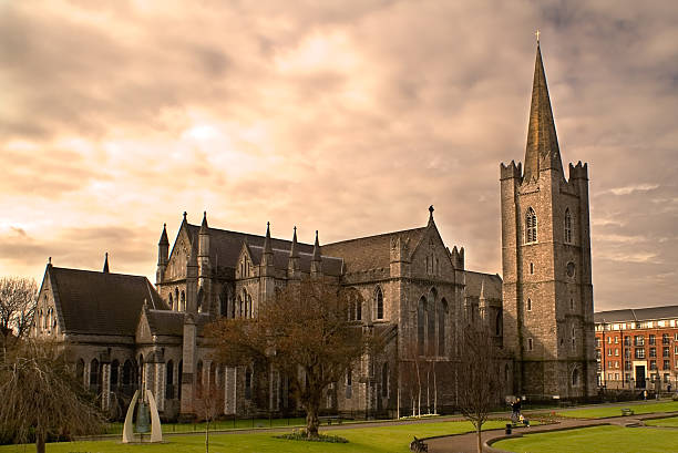 catedral de san patricio en dublín, irlanda. - dublin ireland place of worship church travel destinations fotografías e imágenes de stock
