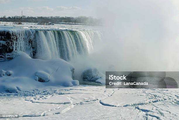 Horse Shoe Niagara Falls Im Winter Stockfoto und mehr Bilder von Eingefroren - Eingefroren, Niagara Falls City - Bundesstaat New York, Niagarafälle