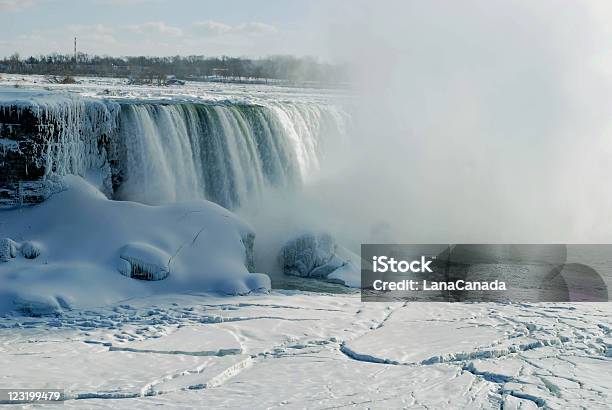 Horse Shoe Cascate Del Niagara In Inverno - Fotografie stock e altre immagini di Cascate del Niagara - Cascate del Niagara, Città di Niagara Falls - Stato di New York, Ghiacciato