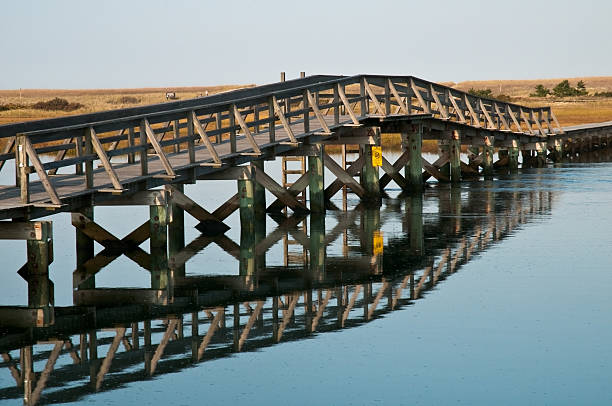 sandwich boardwalk ponte - cape cod new england sea marsh foto e immagini stock