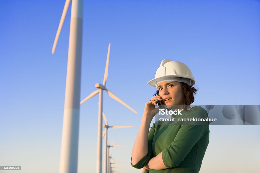 Женский инженер мельницами - Стоковые фото Ветряная электростанция роялти-фри