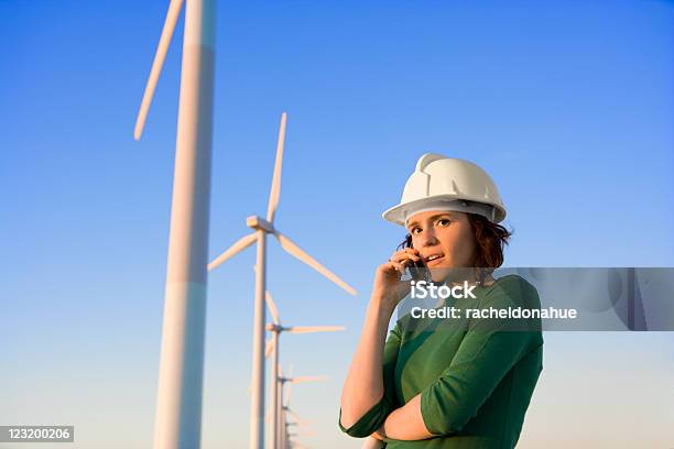 Женский Инженер Мельницами — стоковые фотографии и другие картинки Ветряная электростанция - Ветряная электростанция, Телефон, Беспроводная технология